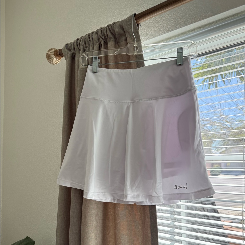 Baleaf women’s white pleated tennis skort, size small.